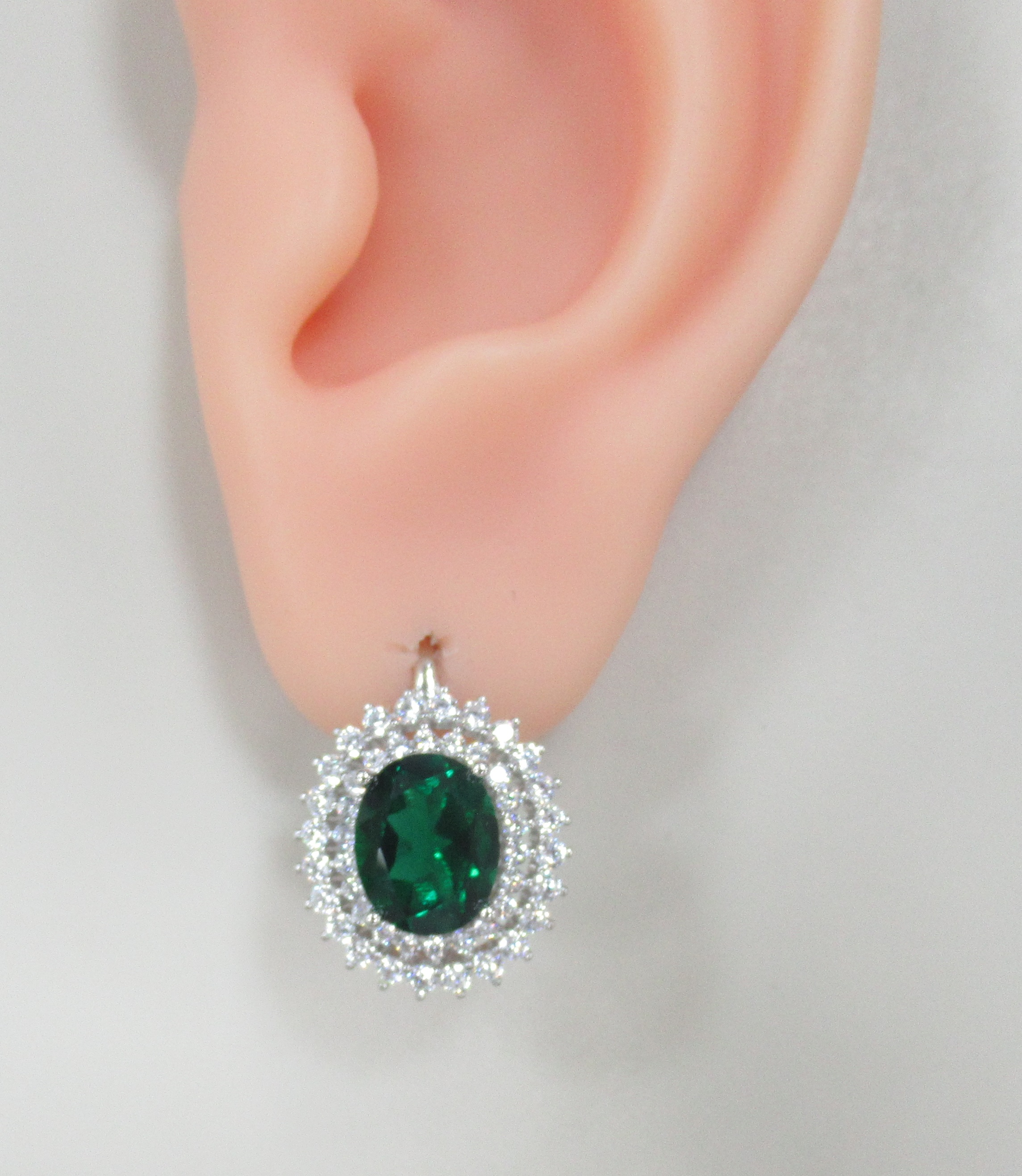 Серебряные серьги с выращенными изумрудами